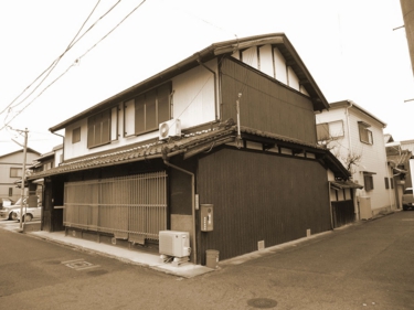 外観・ビフォー（劇的ビフォーアフター・隣家で食事する家）