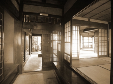 玄関・ビフォー（劇的ビフォーアフター・隣家で食事する家）