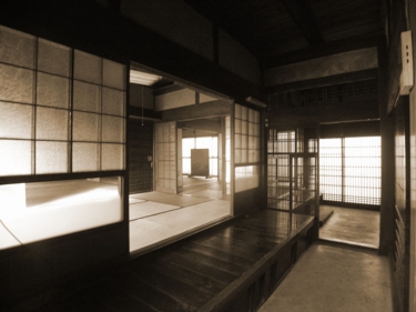 玄関１・ビフォー（劇的ビフォーアフター・隣家で食事する家）