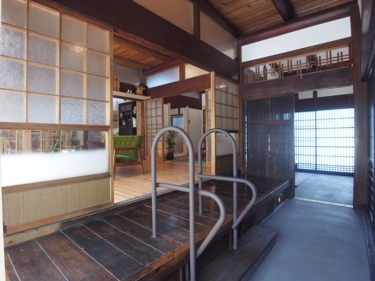 玄関１・アフター（劇的ビフォーアフター・隣家で食事する家）