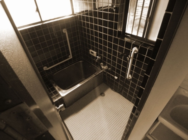 浴室・ビフォー（劇的ビフォーアフター・隣家で食事する家）