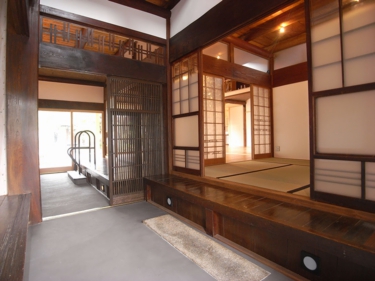 玄関・アフター（劇的ビフォーアフター・隣家で食事する家）