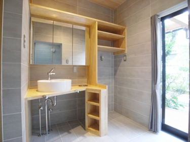 洗面所・アフター（劇的ビフォーアフター・隣家で食事する家）