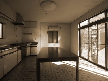 寝室・ビフォー（劇的ビフォーアフター・隣家で食事する家）