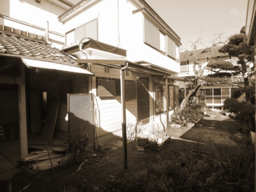 中庭３・ビフォー（劇的ビフォーアフター・隣家で食事する家）