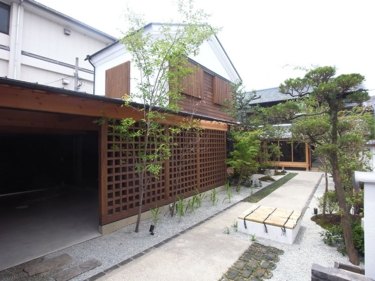 中庭３・アフター（劇的ビフォーアフター・隣家で食事する家）