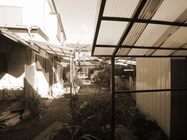 中庭４・ビフォー（劇的ビフォーアフター・隣家で食事する家）