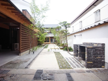 中庭４・アフター（劇的ビフォーアフター・隣家で食事する家）