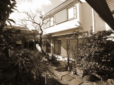 中庭１・ビフォー（劇的ビフォーアフター・隣家で食事する家）