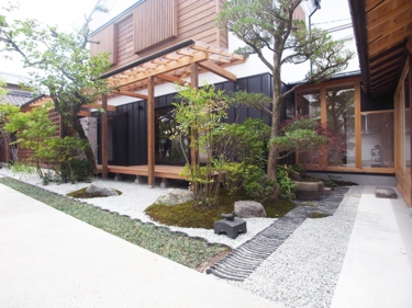 中庭１・アフター（劇的ビフォーアフター・隣家で食事する家）